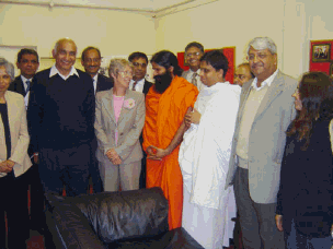 Swamiji and Acharyaji with the Rt. Hon. Patricia Hewitt and those associated with PYP UK activities